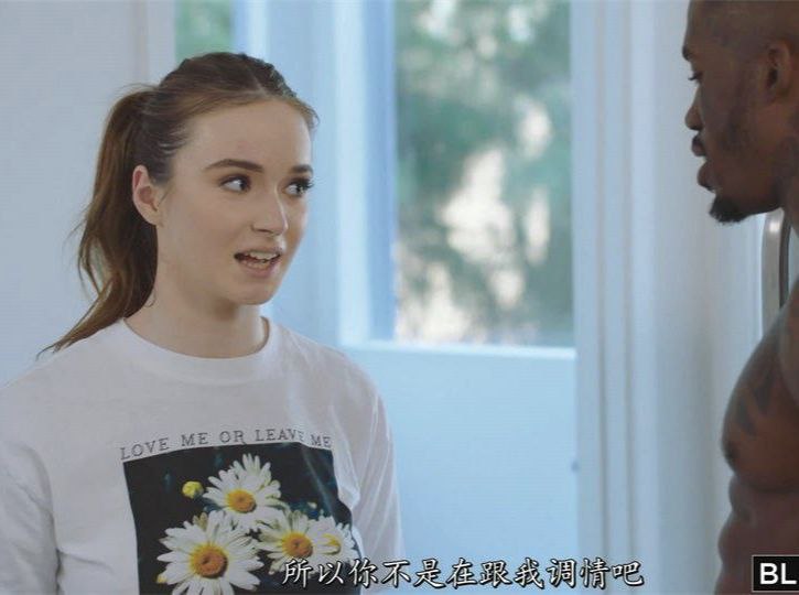 活跃的办公室女士大乳房半美人